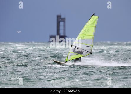 Motala, Schweden 20200706 starker Wind in Varamobaden, Vättern, am Montag. Windsurfer, die die Wellen und Winde ausnutzten. Foto Jeppe Gustafsson Stockfoto