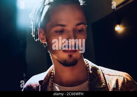 Nahaufnahme eines jungen, stylischen Mannes mit Dreadlocks Stockfoto