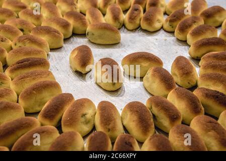 Karabij kleine Teigstücke gefüllt mit Pistazien in der Patisserie in Zouq Mosbeh Stadt, Libanon Stockfoto