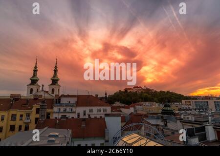 Schloss Spilberk Brno Europa, Tschechische Stadt, bewegt farbige orange und blaue Wolken und Himmel mit Blick auf die Umgebung um die Burg und Kirche Tag zu Nacht Stockfoto