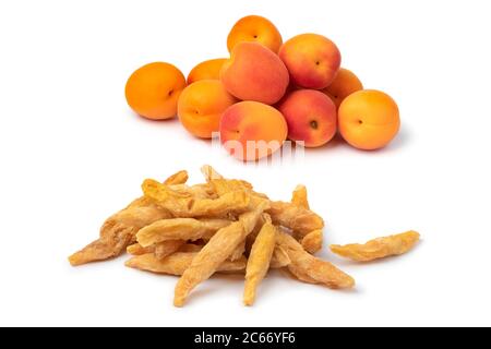 Haufen getrockneter süßer Orangenaprikosen, Chapa namak und frischer Aprikosen isoliert auf weißem Hintergrund Stockfoto