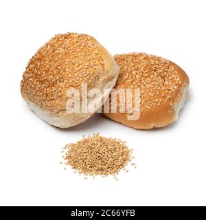 Ein Paar frisch gebackene Sesambrötchen und ein Haufen Sesamsamen isoliert auf weißem Hintergrund Stockfoto