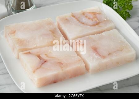 Gericht mit gefrorenen Kabeljaufischfilets zum Auftauen als Zutat zum Kochen Stockfoto