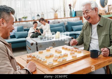 Ein alter Freund von glücklichen Schachspielen Stockfoto