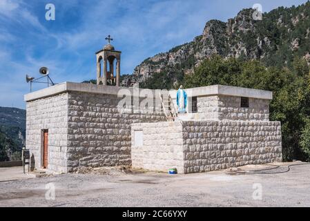 Kirche und die Begginierung des Chouwan Lake Trail im Jabal Moussa Biosphärenreservat an den Hängen des Mount Libanon im Keserwan Distrikt im Libanon Stockfoto