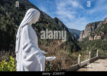 Statue neben der Kirche und Beggining des Chouwan Lake Trail im Jabal Moussa Biosphere Reserve an den Hängen des Mount Libanon im Keserwan District, Libanon Stockfoto
