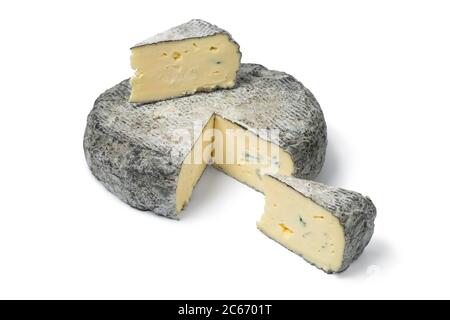 Frischer französischer Rochebaron-Käse und Stücke auf weißem Hintergrund isoliert Stockfoto