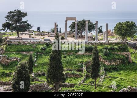 Überreste der römischen Kolonnadenstraße neben Kreuzritterburg in Byblos, größte Stadt im Libanon-Gouvernement des Libanon Stockfoto