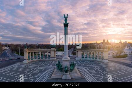 Europa Ungarn Budapest Heldenplatz. Sonnenaufgang. Millenium-Denkmäler. Gabriel Ark Engel. Leer. Covid-19 Stockfoto