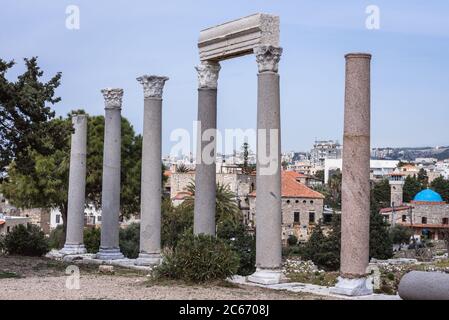 Überreste der römischen Kolonnadenstraße neben Kreuzritterburg in Byblos, größte Stadt im Libanon-Gouvernement des Libanon Stockfoto