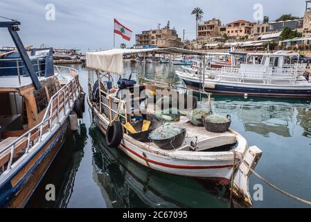 Fischerboote im Hafen von Byblos, größte Stadt im Libanon Governorat des Mount Libanon Stockfoto