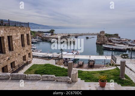 Luftaufnahme im Hafen von Byblos, größte Stadt im Mount Libanon Governorate des Libanon, Blick Ruinen des alten Hafens Stockfoto