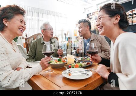 Ein guter Freund mittleren Alters und ein alter Freund zum Abendessen Stockfoto