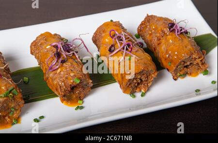 Den Lammspieß sanft würzig verschließen und auf dem Tandoor geröstet. Stockfoto