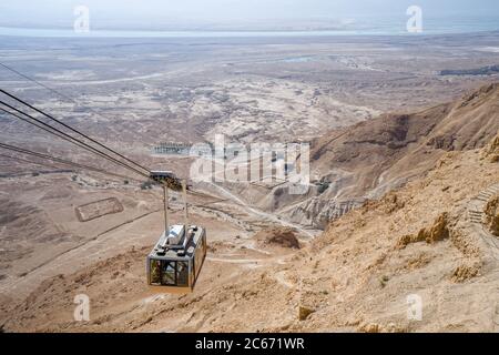 Fahrt mit der Seilbahn zum felsplateau der masada Festung in israel an einem sonnigen Tag Stockfoto