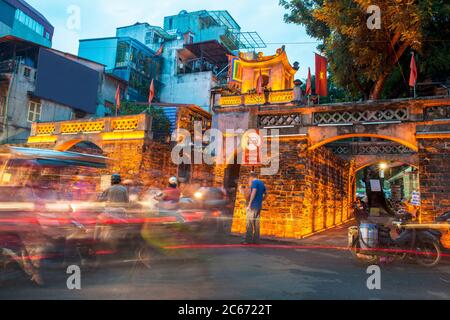 Straßenszene in der Altstadt von Hanoi Stockfoto