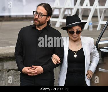 Yoko Ono und Sean Lennon nehmen am 7. September 2018 an einer John Lennon Briefmarkenweihe im Naumburg Bandshell im Central Park in New York Teil. Stockfoto