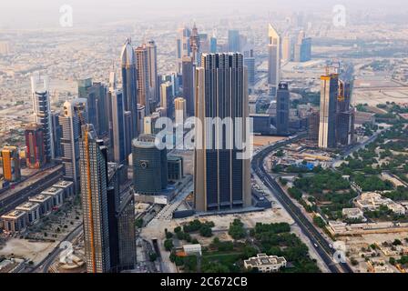 DUBAI - SEP 01: Skyline von Dubai entlang der Sheikh Zayed Road am 01. September 2010 in Dubai, VAE. Hier befinden sich die meisten Wolkenkratzer Dubais, darunter auch die E Stockfoto