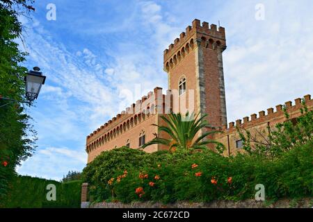 Blick auf die mittelalterliche Burg von Bolgheri in der Stadt Castagneto Carducci in der Toskana, Italien. Stockfoto