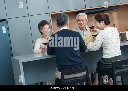 Ein guter Freund mittleren Alters und ein alter Freund zum Abendessen Stockfoto