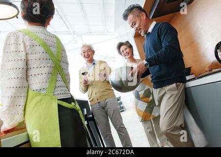 Die älteren in der Küche kochen Stockfoto