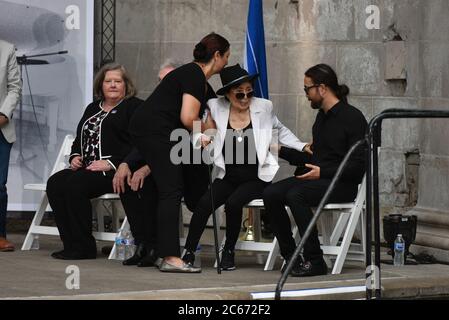 Megan Brennan, Bob Gruen, Yoko Ono und Sean Lennon nehmen am September an einer John Lennon Briefmarkenweihe im Naumburg Bandshell im Central Park Teil Stockfoto