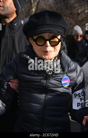 Yoko Ono nimmt an der Kundgebung des Marsches der Frauen am 20. Januar 2018 in New York City Teil. Stockfoto