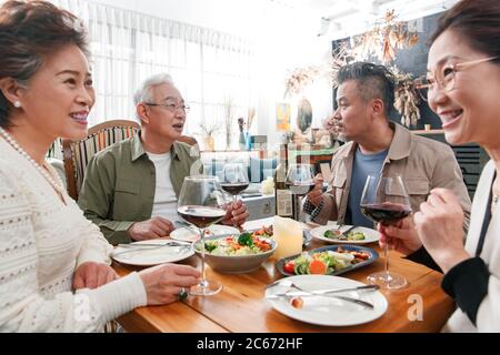 Ein guter Freund mittleren Alters und ein alter Freund zum Abendessen Stockfoto