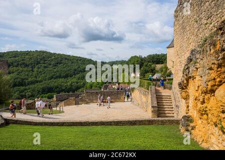 Castelnaud, Dordogne, Frankreich - 13. August 2019: Besucher von Schloss Castelnaud-la-chapelle im Tal der Dordogne, Perigord Noir, Frankreich Stockfoto