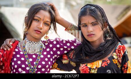 Porträt von zwei Nomaden Mädchen in Pushkar, Rajasthan, Indien Stockfoto