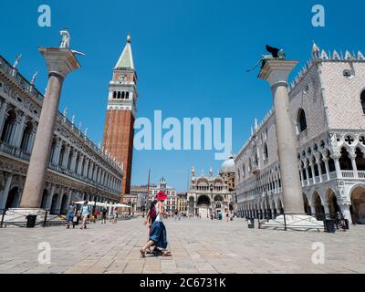 Venedig, Italien - Juli 2020.Touristen sind langsam zurück in verlassenen Venedig nach covid-19 Lockdown Stadt kämpft, um als Hotels, Bars, Geschäfte und sto zu überleben Stockfoto