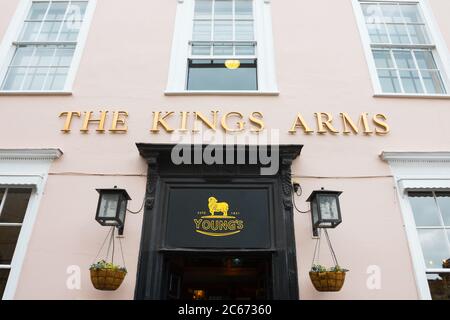 The King's Arms (umgangssprachlich bekannt als KA) ist eines der wichtigsten Studentenlokale in Oxford, England. Ältester Pub in Oxford, von 1607 Stockfoto