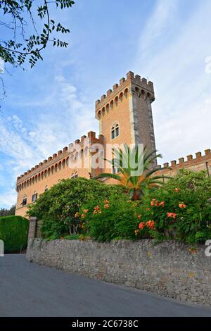 Blick auf die mittelalterliche Burg von Bolgheri in der Stadt Castagneto Carducci in der Toskana, Italien. Stockfoto