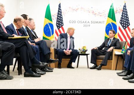 Osaka, Vereinigte Staaten Von Amerika. Juni 2019. Präsident Donald J. Trump nimmt am Freitag, 28. Juni 2019, an einem bilateralen Treffen mit dem Präsidenten der Föderativen Republik Brasilien Jair Bolsonaro beim G20-Gipfel in Osaka, Japan, Teil. Personen: Präsident Donald Trump, Präsident der Föderativen Republik Brasilien Jair Bolsonaro Kredit: Storms Media Group/Alamy Live News Stockfoto