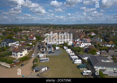 Schöne Luftaufnahme von East Preston Strand an einem warmen und sonnigen Tag mit kleinen Cumulus Wolken. Stockfoto