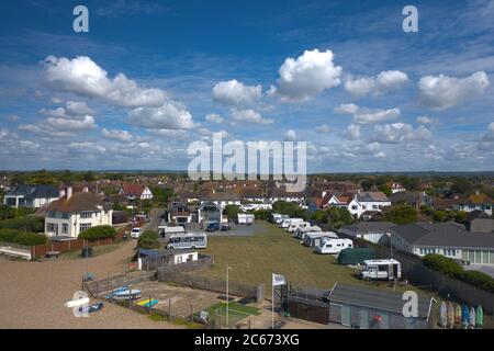 Schöne Luftaufnahme von East Preston Strand an einem warmen und sonnigen Tag mit kleinen Cumulus Wolken. Stockfoto