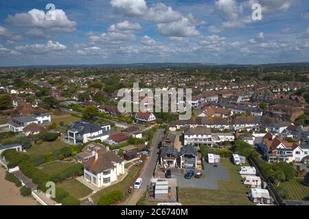 Luftbild von East Preston an der West Sussex Küste vom Strand aus in Richtung Dorfmitte. Stockfoto
