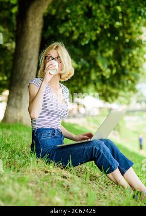 Mädchen Laptop im Freien. Im Freien zu sein, setzt die Arbeiter frischer Luft und Umweltveränderungen aus, die glücklich und gesund auf körperlicher und emotionaler Ebene machen. Warum Mitarbeiter im Freien arbeiten müssen. Stockfoto