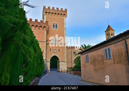 Blick auf die mittelalterliche Burg von Bolgheri in der Stadt Castagneto Carducci in der Toskana, Italien. Stockfoto