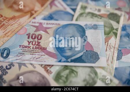 Bündel von verschiedenen türkischen Währung Lira Banknoten Stockfoto