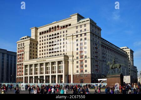 Moskau, Russland - 14. Oktober 2018: Four Seasons Hotel Moscow Gebäude und Menschen in Okhotny Ryad Straße. Das Hotel liegt in der Nähe des Roten Platzes Stockfoto