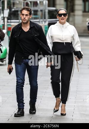 London, Großbritannien. Juli 2020. Kelly Brook und Jeremy Parisi sahen in den Global Radio Studios in London ankommen. Kredit: SOPA Images Limited/Alamy Live Nachrichten Stockfoto