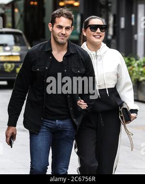 London, Großbritannien. Juli 2020. Kelly Brook und Jeremy Parisi sahen in den Global Radio Studios in London ankommen. Kredit: SOPA Images Limited/Alamy Live Nachrichten Stockfoto