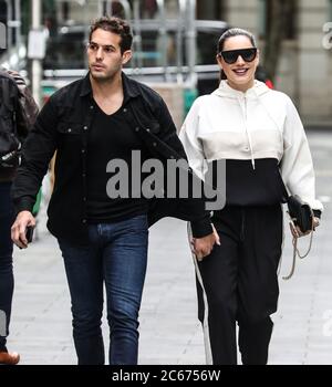London, Großbritannien. Juli 2020. Kelly Brook und Jeremy Parisi sahen in den Global Radio Studios in London ankommen. Kredit: SOPA Images Limited/Alamy Live Nachrichten Stockfoto
