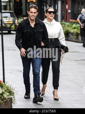 London, Großbritannien. Juli 2020. Kelly Brook und Jeremy Parisi sahen in den Global Radio Studios in London ankommen. Kredit: SOPA Images Limited/Alamy Live Nachrichten Stockfoto