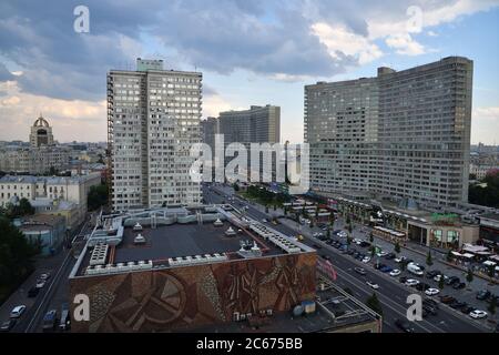 Moskau, Russland - 23. Juni 2018: Blick auf die Straße New Arbat Avenue von oben bei Dämmerung. Moderne sechsspurige Avenue, zusammen mit zwei Reihen von Hochhaus b Stockfoto