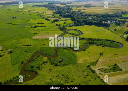 Luftaufnahme des Mäanders des Wieprz bei Krasnystaw in Polen. Stockfoto