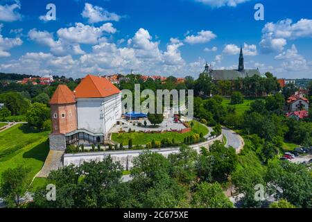 Sandomierz, Polen. Luftaufnahme der mittelalterlichen gotischen Burg vor, Altstadt mit Rathausturm, gotische Kathedrale. Weichsel Fluss im Hintergrund. Stockfoto