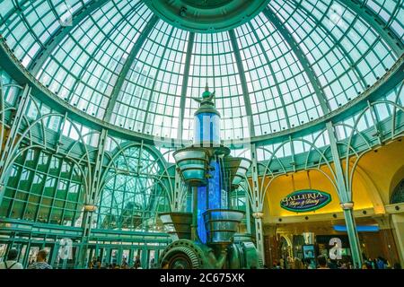 Juli 2015 - Glaskuppel-Decke in der Lobby des Fallsview Einkaufszentrums in Niagara, Kanada. Fallsview Mall ist das ganze Jahr über mit Besuchern beschäftigt Stockfoto