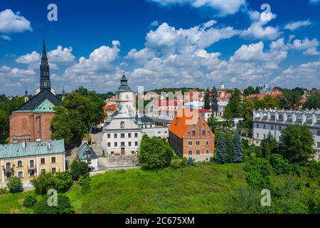 Sandomierz, Polen. Luftaufnahme der mittelalterlichen Altstadt mit Rathausturm, gotischer Kathedrale. Stockfoto
